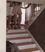 Lustige Gif Animation - Und jetzt gehen wir elegant die Treppe runter...