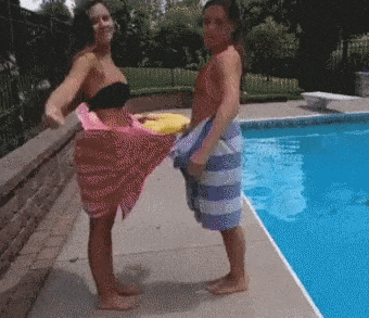 Lustige Gif Animation - Dancing by the pool