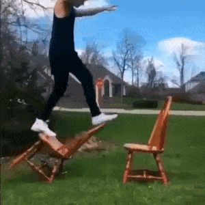 Lustige Gif Animation - Laufen über Stühle