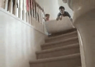 Lustige Gif Animation - Kind rutscht auf der Treppe