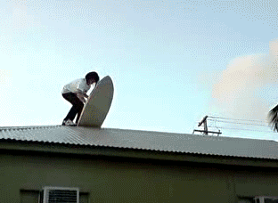 Lustige Gif Animation - Surfbrett auf dem Dach
