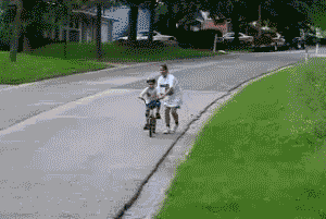 Lustige Gif Animation - Kleiner Junge lernt Fahrrad fahren